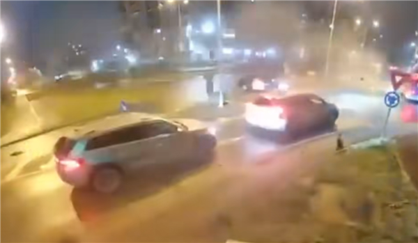 罗马尼亚版《速度与激情》!一辆奔驰失控高